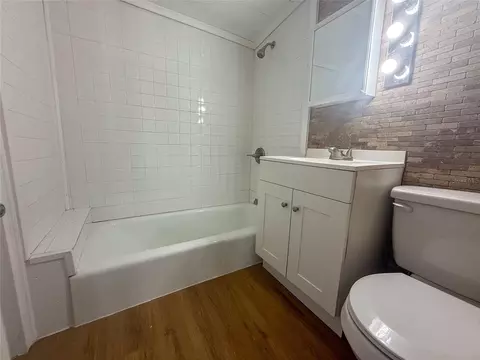 Bath - 19 N Mary St, Eustis, FL 32726 photo 2 of 4