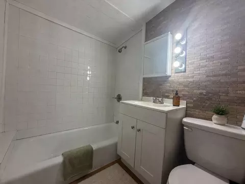 Bath - 19 N Mary St, Eustis, FL 32726 photo 3 of 4