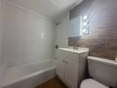 Bath - 19 N Mary St, Eustis, FL 32726 photo 4 of 4