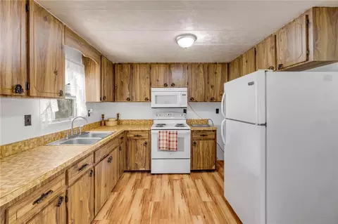 Kitchen - 41348 Deer St, Eustis, FL 32736 photo 2 of 2