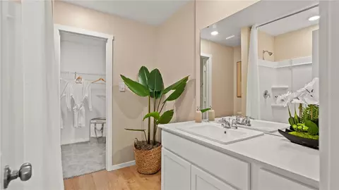 Bath - 327 Nola Ln, Dundee, FL 33838 photo 2 of 4
