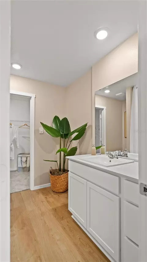 Bath - 327 Nola Ln, Dundee, FL 33838 photo 3 of 4