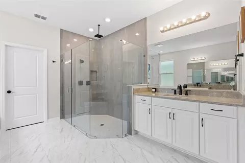 Bath - 1072 Pando Loop, Orlando, FL 32824 photo 3 of 8