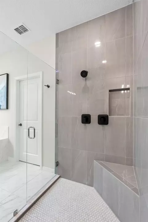 Bath - 1072 Pando Loop, Orlando, FL 32824 photo 4 of 8