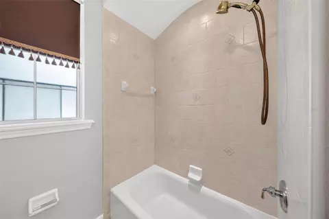 Bath - 1070 Ceasars Ct, Mount Dora, FL 32757 photo 2 of 12