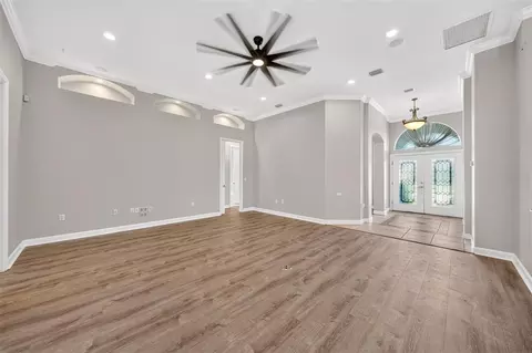 Living - 1070 Ceasars Ct, Mount Dora, FL 32757 photo 2 of 6
