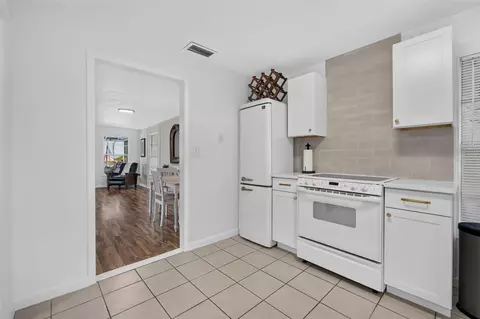 Kitchen - 140 N Johns St, Mount Dora, FL 32757 photo 2 of 2