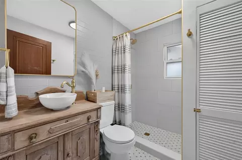 Bath - 140 N Johns St, Mount Dora, FL 32757 photo 1 of 1