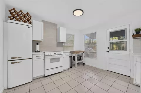 Kitchen - 140 N Johns St, Mount Dora, FL 32757 photo 1 of 2