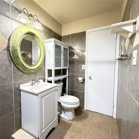 Bath - 2884 Tropic Rd, Melbourne, FL 32935 photo 1 of 2