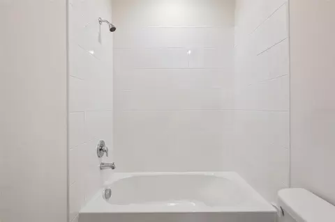 Bath - 2519 Dorset Ct, Ormond Beach, FL 32174 photo 2 of 5