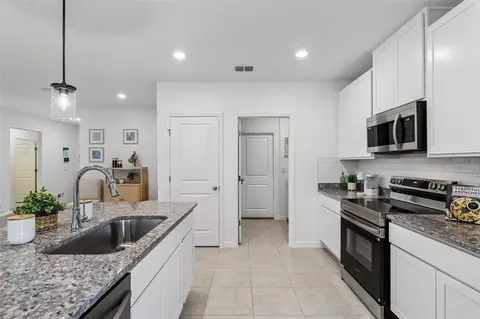 Kitchen - 5955 Lyon Rd, Spring Hill, FL 34606 photo 4 of 5