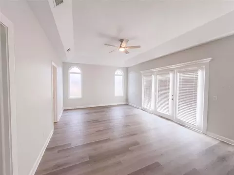 Living - 24 Bay Pointe Dr, Ormond Beach, FL 32174 photo 4 of 5
