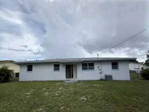 904 SE Hall St, Stuart, FL 34994 photo 2
