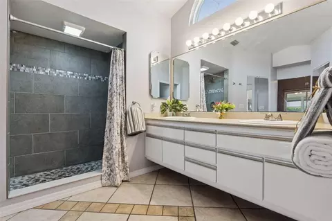 Bath - 2504 Glenwood Dr, Edgewater, FL 32141 photo 2 of 4