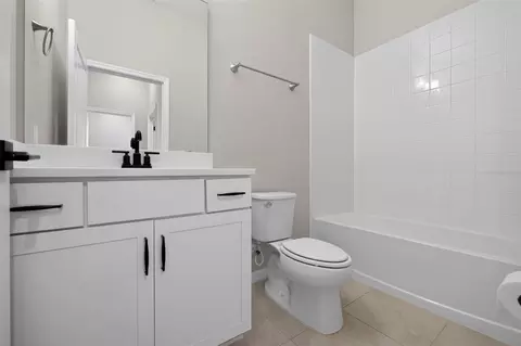 Bath - 660 Kimber Ln, Debary, FL 32713 photo 2 of 3