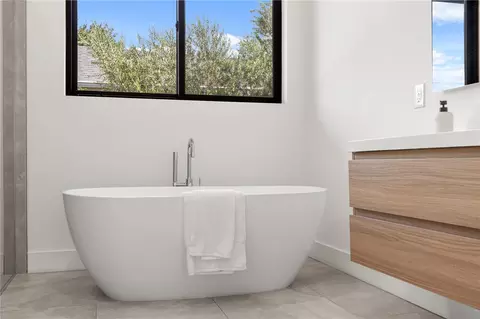 Bath - 930 East Blvd, Windermere, FL 34786 photo 2 of 8