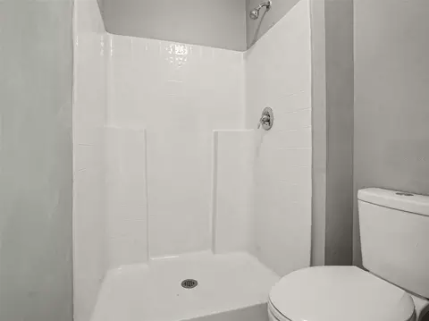 Bath - 881 Vanderbilt Dr, Eustis, FL 32726 photo 2 of 3