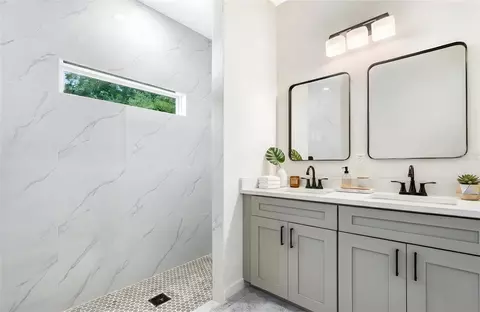 Bath - 435 E 13th St, Apopka, FL 32703 photo 3 of 5
