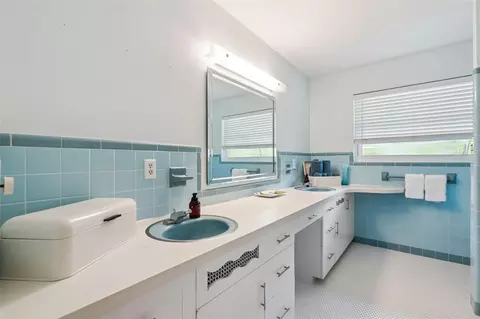 Bath - 2422 Topping Pl, Eustis, FL 32726 photo 2 of 3