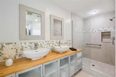 Bath - 2422 Topping Pl, Eustis, FL 32726 photo 1 of 3