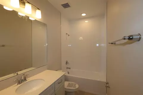 Bath - 5400 Lassen St, Saint Cloud, FL 34771 photo 4 of 4