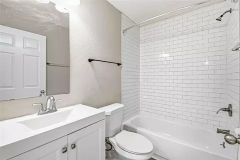 Bath - 1616 27th Ave E, Bradenton, FL 34208 photo 4 of 4