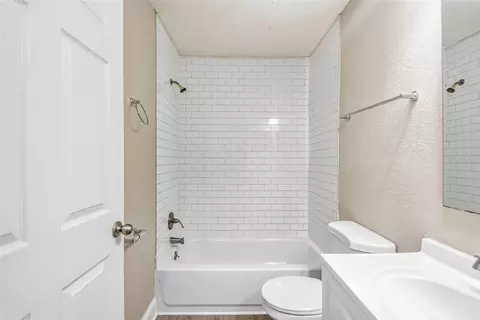 Bath - 1616 27th Ave E, Bradenton, FL 34208 photo 1 of 4