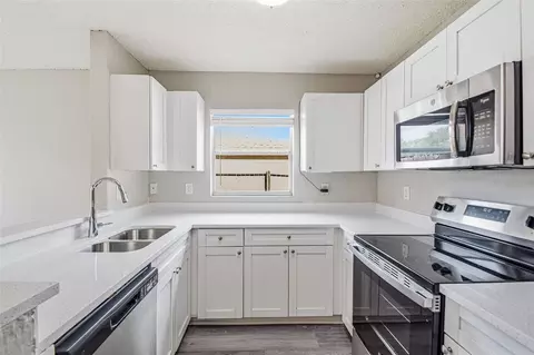 Kitchen - 1616 27th Ave E, Bradenton, FL 34208 photo 3 of 4