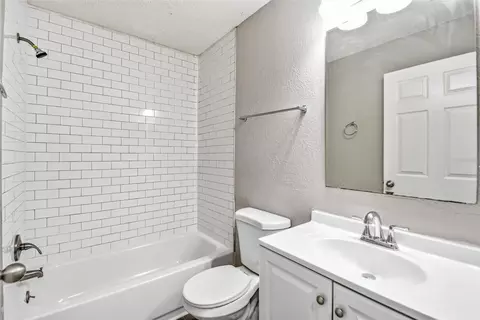 Bath - 1616 27th Ave E, Bradenton, FL 34208 photo 2 of 4
