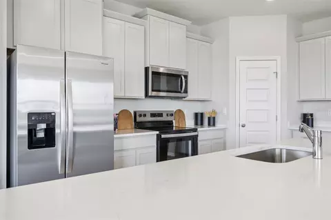 Kitchen - 8595 Hempstead Way, Mount Dora, FL 32757 photo 5 of 6
