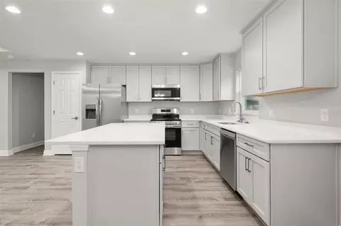 Kitchen - 6025 Cypress Ter, Sebring, FL 33876 photo 5 of 5