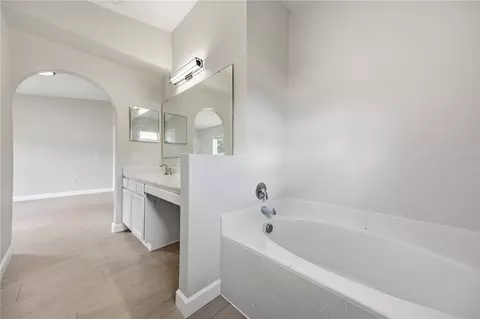 Bath - 3947 Warbler Dr, Winter Haven, FL 33880 photo 2 of 4
