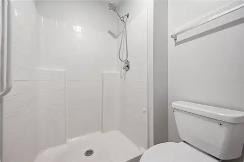 Bath - 3947 Warbler Dr, Winter Haven, FL 33880 photo 3 of 4