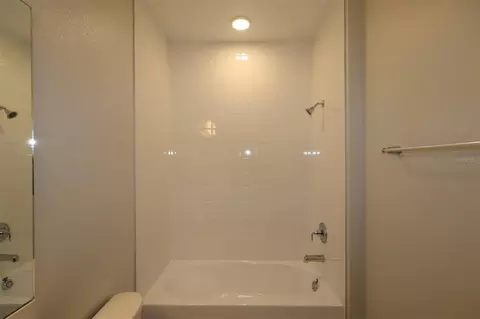 Bath - 1385 Hyde St, Saint Cloud, FL 34771 photo 1 of 3