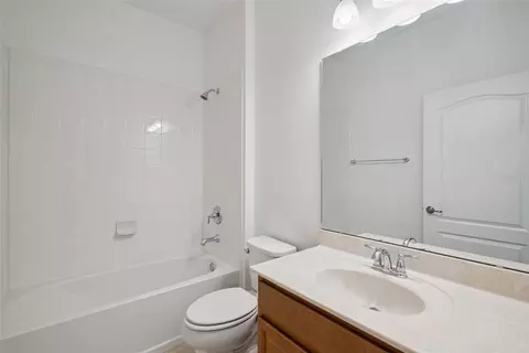 Bath - 211 Lugano Way, Debary, FL 32713 photo 4 of 4