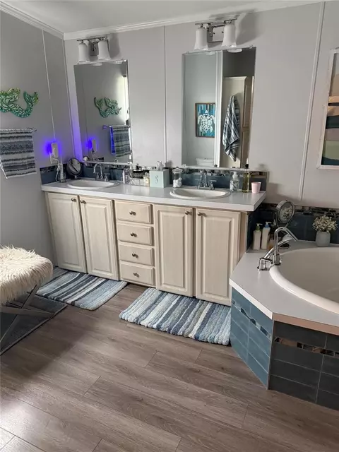 Bath - 5109 8th B St E, Bradenton, FL 34203 photo 3 of 3