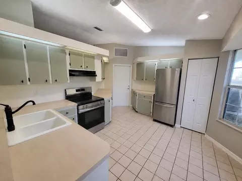 Kitchen - 8129 SW 117th Loop, Ocala, FL 34481 photo 1 of 3