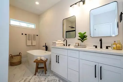 Bath - 17 E Geneva St, Ocoee, FL 34761 photo 1 of 3