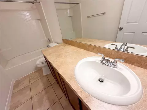 Bath - 1416 Hickory View Cir, Parrish, FL 34219 photo 4 of 8