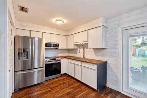 Kitchen - 2150 NE 8th St, Ocala, FL 34470 photo 7 of 7