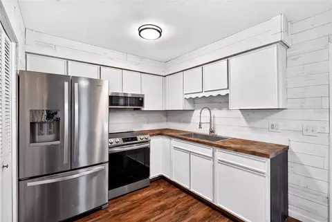 Kitchen - 2150 NE 8th St, Ocala, FL 34470 photo 6 of 7