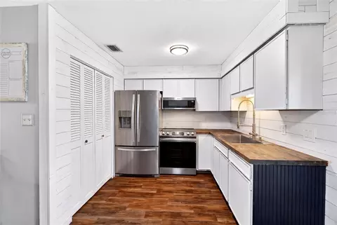 Kitchen - 2150 NE 8th St, Ocala, FL 34470 photo 5 of 7