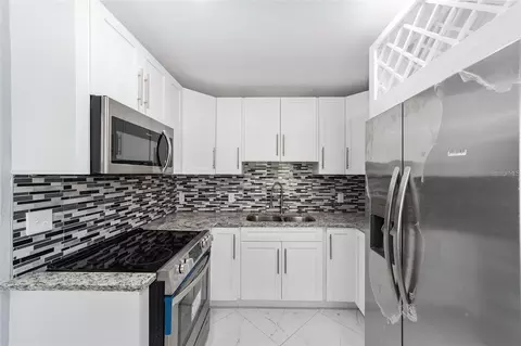 Kitchen - 1135 NE 9th Ave, Ocala, FL 34470 photo 6 of 8