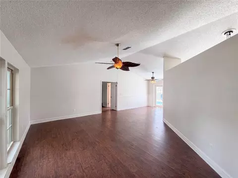 Living - 2007 Darlington Oak Dr, Seffner, FL 33584 photo 5 of 7