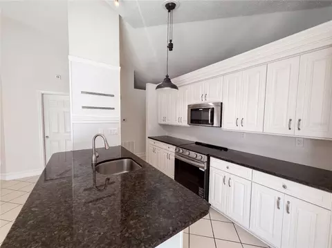 Kitchen - 2007 Darlington Oak Dr, Seffner, FL 33584 photo 1 of 2