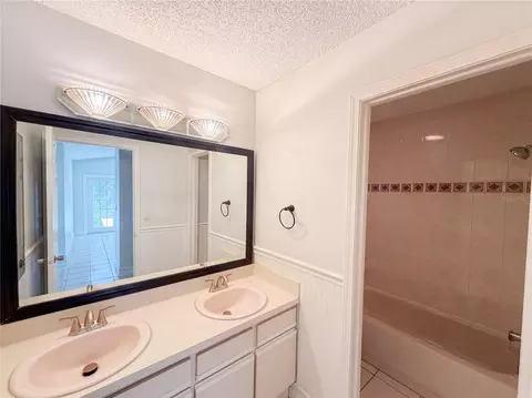 Bath - 2007 Darlington Oak Dr, Seffner, FL 33584 photo 1 of 3