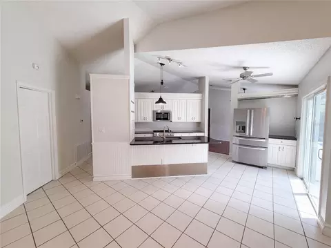 Kitchen - 2007 Darlington Oak Dr, Seffner, FL 33584 photo 2 of 2