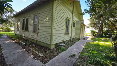 Exterior - 310 E Noble Ave, Bushnell, FL 33513 photo 8 of 11