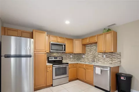Kitchen - 33 W Herrick Dr, Eustis, FL 32726 photo 3 of 4
